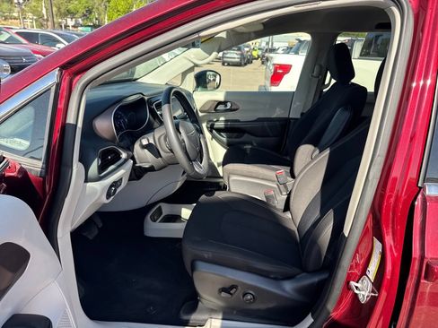 Used 2022 Chrysler Voyager LX FWD image 21