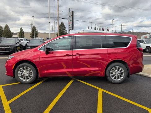 New 2026 Chrysler Pacifica Limited image 4