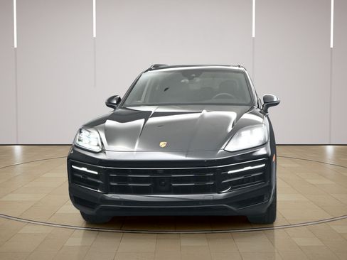 Certified 2025 Porsche Cayenne AWD/4WD image 25