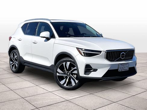 Used 2023 Volvo XC40 B5 Ultimate w/ Protection Package Premier AWD/4WD image 2