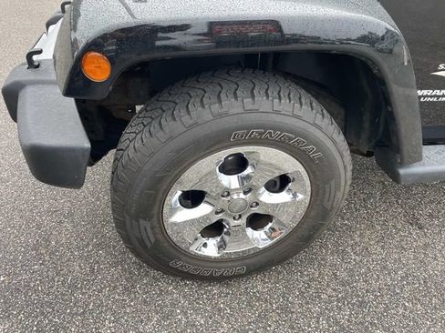 Used 2015 Jeep Wrangler Unlimited Sahara w/ Connectivity Group AWD/4WD image 31