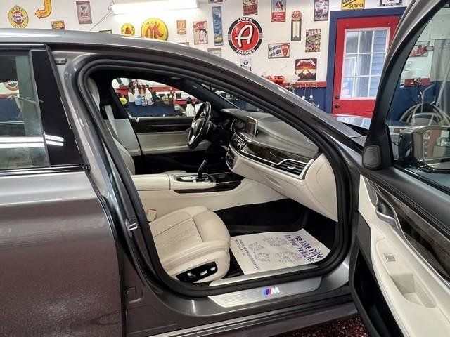 Used 2019 BMW 750i xDrive w/ Executive Package AWD/4WD image 10