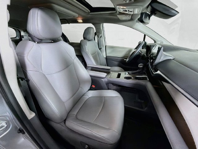 Used 2022 Toyota Sienna XLE w/ XLE Plus Package FWD image 39