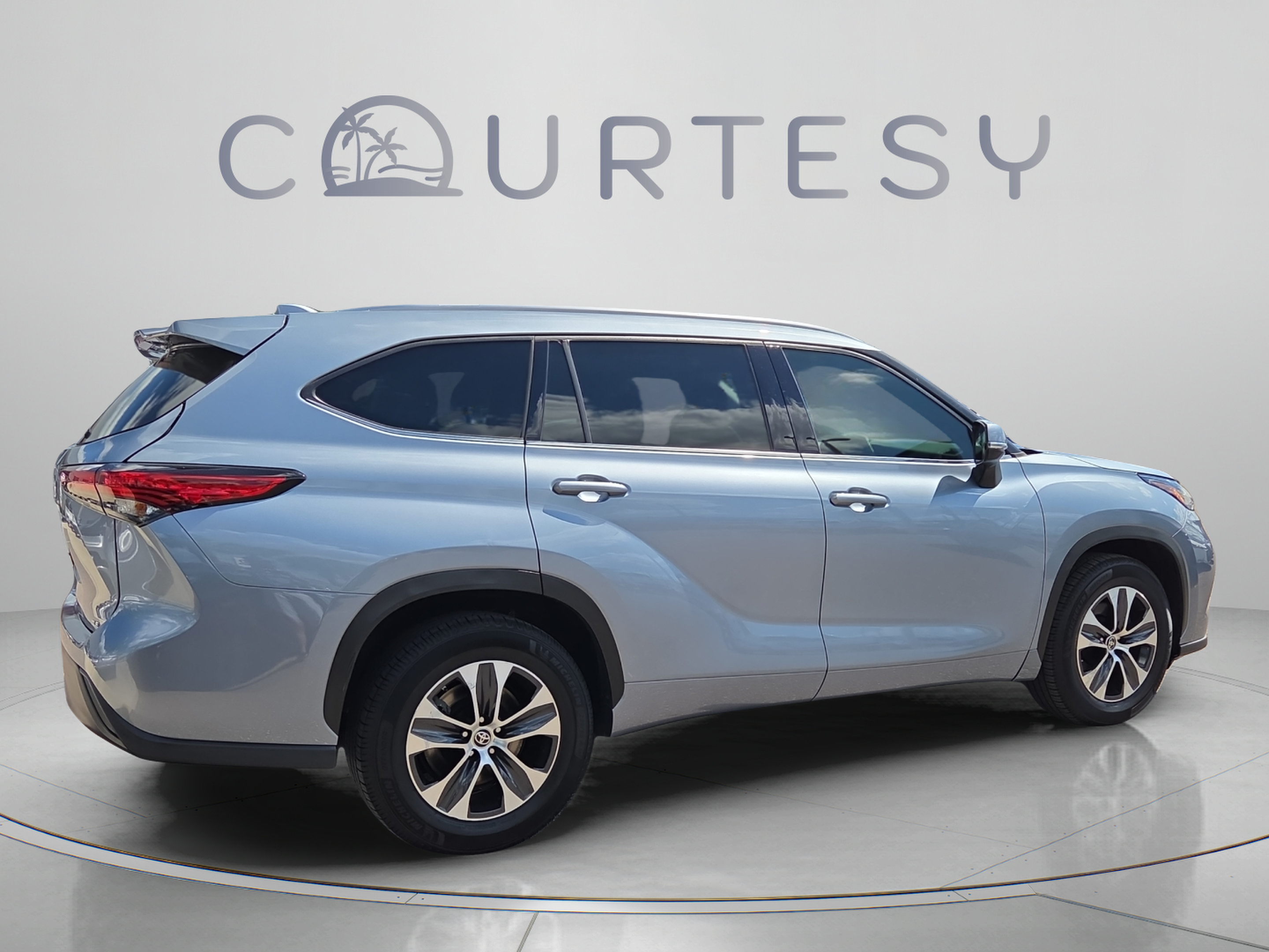 Certified 2021 Toyota Highlander XLE FWD image 5