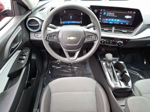 Used 2025 Chevrolet Trax LT image 11