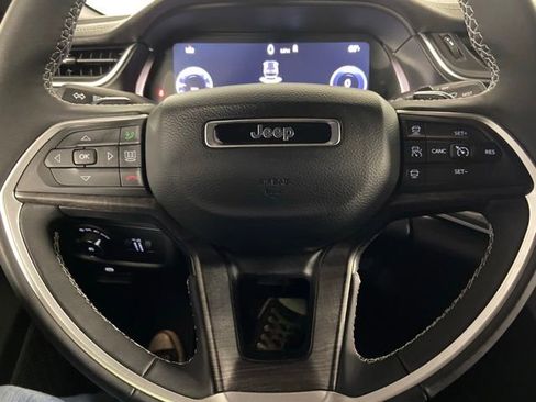 Used 2025 Jeep Grand Cherokee Limited w/ Black Appearance Package AWD/4WD image 10