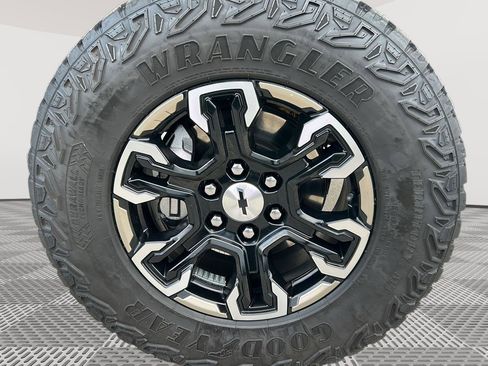 Used 2023 Chevrolet Silverado 1500 ZR2 image 31