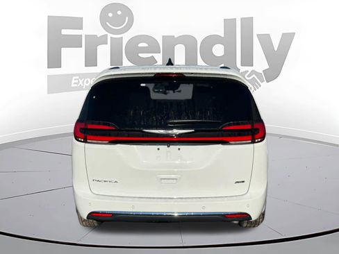 New 2026 Chrysler Pacifica Select image 4