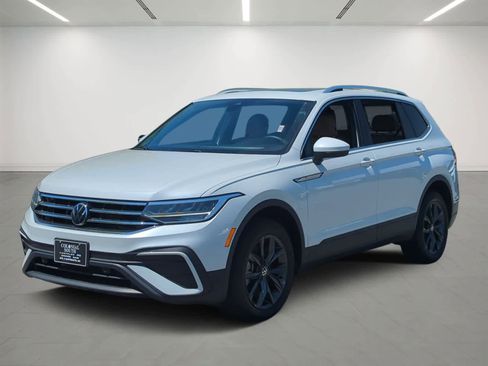 Used 2023 Volkswagen Tiguan SE AWD/4WD image 1