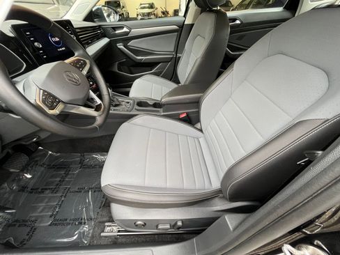 Used 2025 Volkswagen Jetta SE image 27