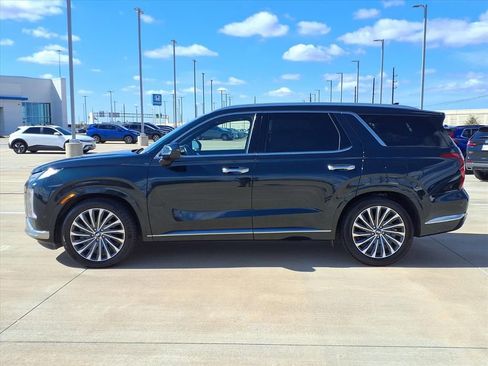 Used 2024 Hyundai Palisade Calligraphy image 3
