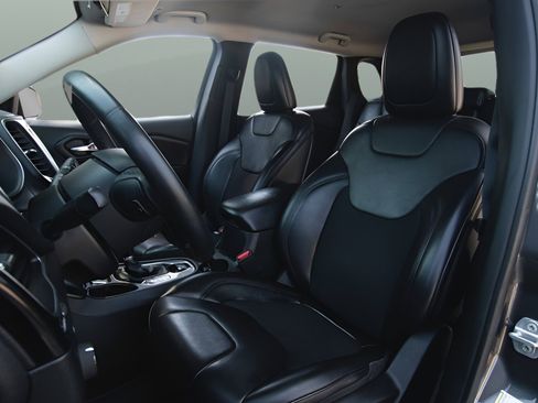 Used 2019 Jeep Cherokee Latitude Plus image 9