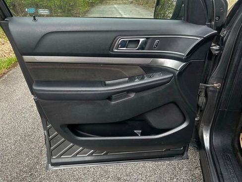 Used 2018 Ford Explorer XLT w/ Equipment Group 202A FWD image 10