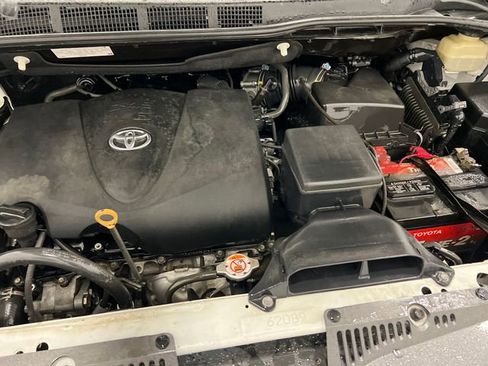 Used 2018 Toyota Sienna XLE w/ XLE Navigation Package image 17
