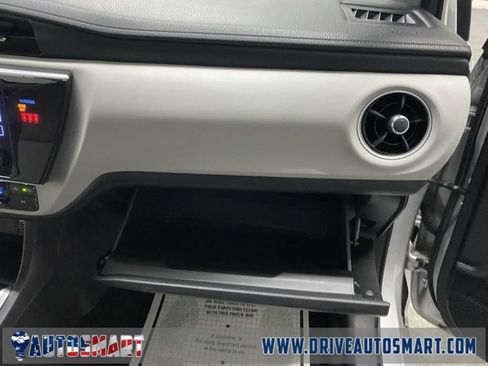 Used 2018 Toyota Corolla LE image 32