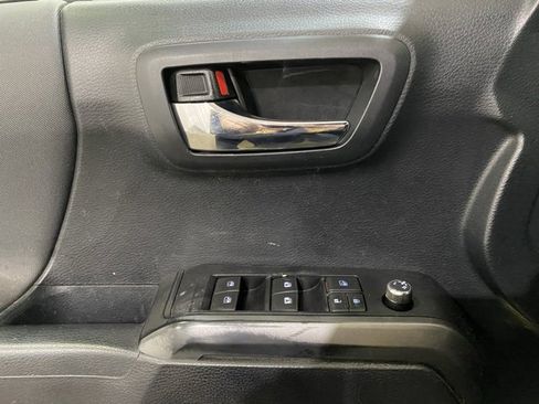 Used 2018 Toyota Tacoma TRD Sport w/ Technology Package image 14