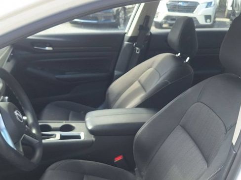 Used 2025 Nissan Altima 2.5 SV FWD image 2