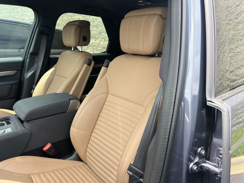 Used 2025 Land Rover Discovery Dynamic SE AWD/4WD image 18