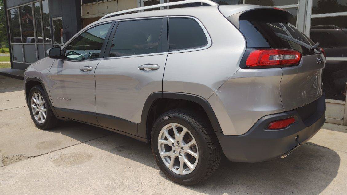 Used 2017 Jeep Cherokee Latitude w/ Comfort & Sound Group FWD image 5