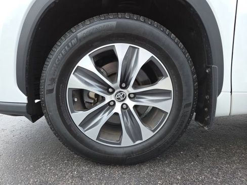 Used 2023 Toyota Highlander XLE AWD/4WD image 29