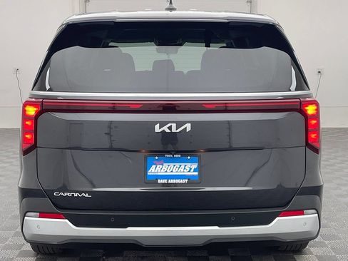 Used 2025 Kia Carnival FWD image 9