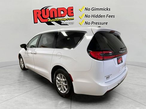 Used 2025 Chrysler Pacifica Select image 4