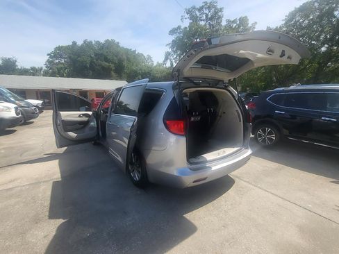 Used 2017 Chrysler Pacifica Touring w/ Tire & Wheel Group FWD image 89