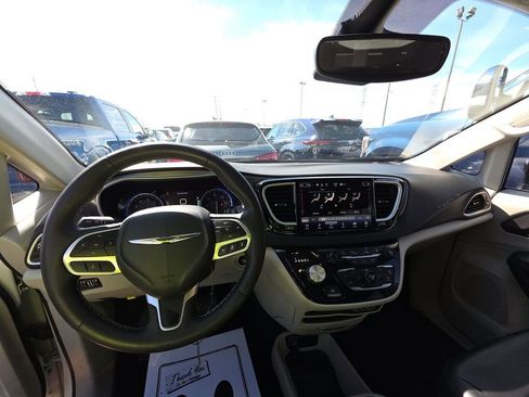 Used 2024 Chrysler Pacifica Touring-L FWD image 4