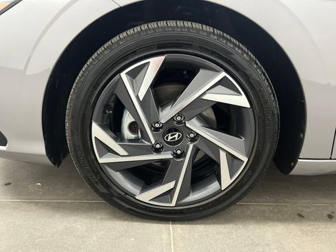 Used 2025 Hyundai Elantra SEL FWD image 29