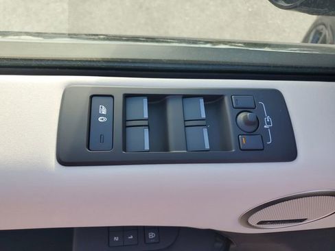 Certified 2025 Land Rover Discovery S AWD/4WD image 21