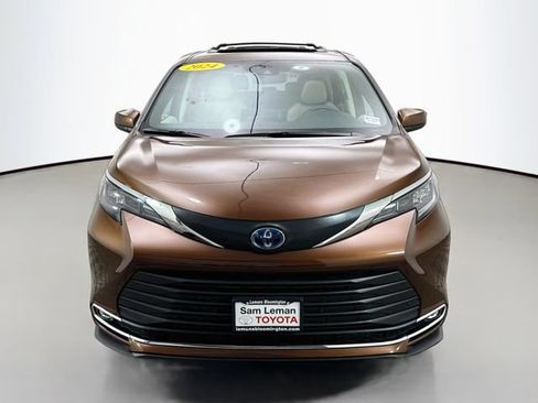 Used 2024 Toyota Sienna XLE w/ XLE Plus Package FWD image 2