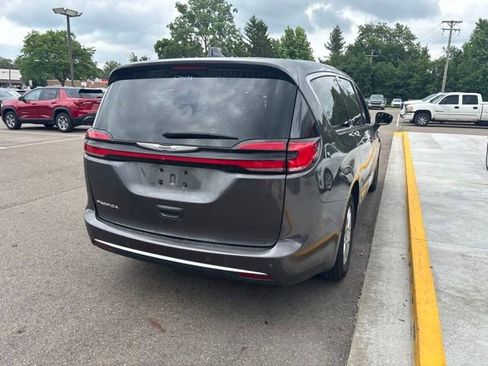 Used 2023 Chrysler Pacifica Touring-L FWD image 7
