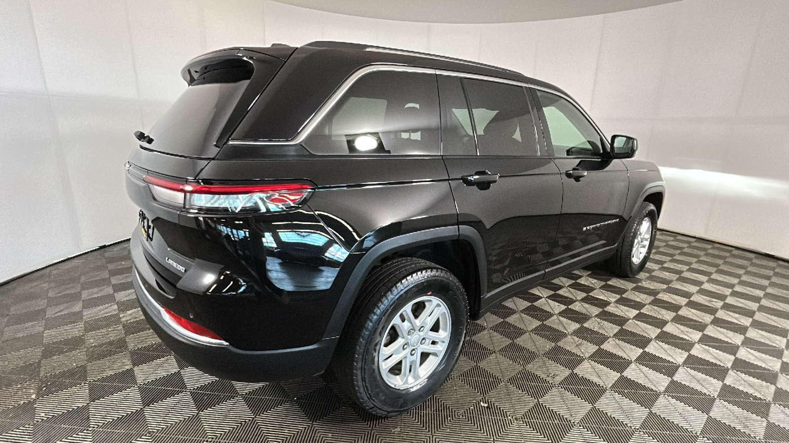 Used 2023 Jeep Grand Cherokee Laredo w/ Luxury Tech Group I AWD/4WD image 3