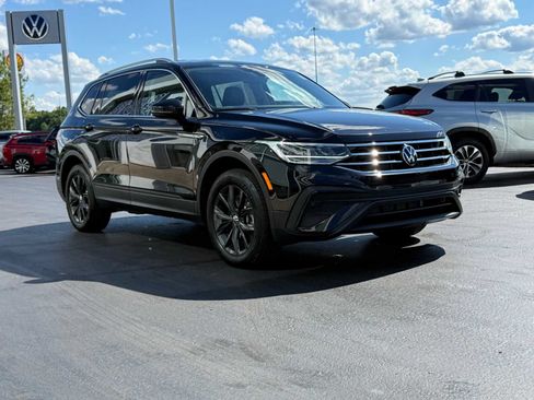 Certified 2024 Volkswagen Tiguan SE AWD/4WD image 3