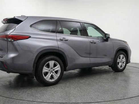 Used 2025 Toyota Highlander LE FWD image 9