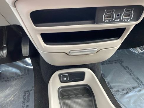 Used 2023 Chrysler Voyager LX FWD image 15