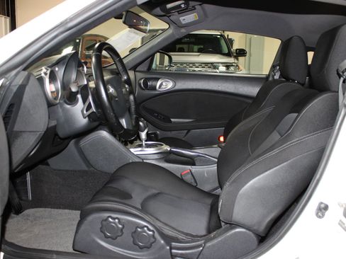 Used 2011 Nissan 370Z Coupe RWD image 9
