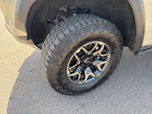 Certified 2024 Chevrolet Colorado ZR2 w/ Technology Package AWD/4WD image 9