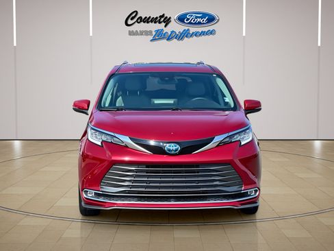 Used 2022 Toyota Sienna Limited FWD image 5