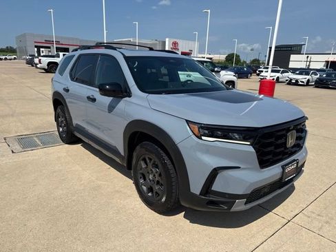Used 2023 Honda Pilot TrailSport image 2