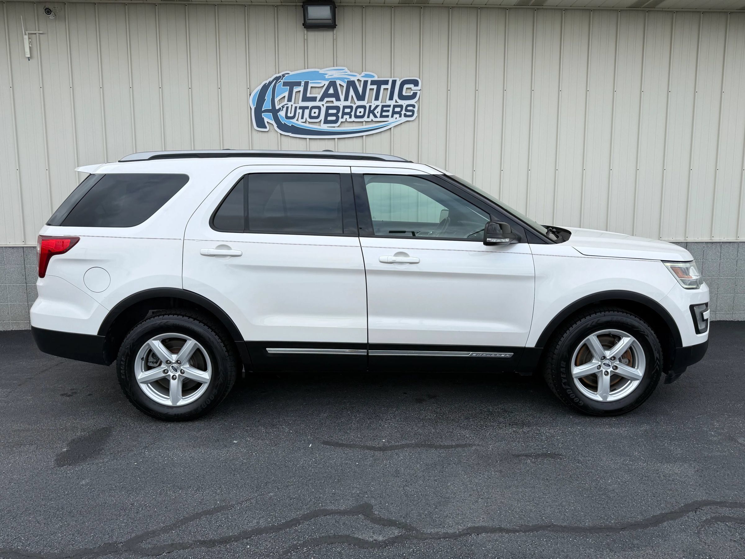 Used 2017 Ford Explorer XLT w/ Equipment Group 202A AWD/4WD image 3