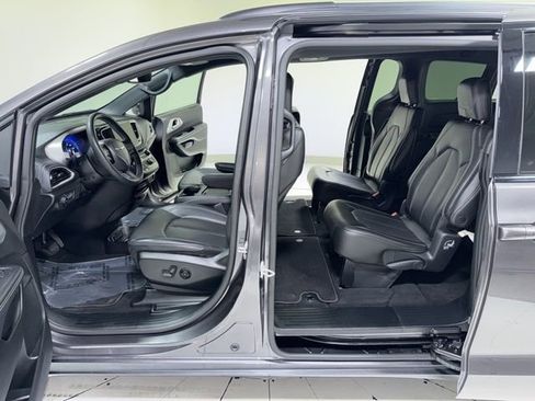 Used 2023 Chrysler Pacifica Touring-L w/ S Appearance Package image 9
