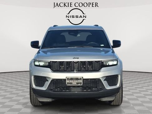 Used 2024 Jeep Grand Cherokee Altitude AWD/4WD image 2