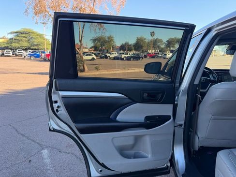 Used 2017 Toyota Highlander LE image 27
