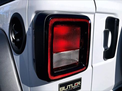 Used 2025 Jeep Wrangler Sport image 27