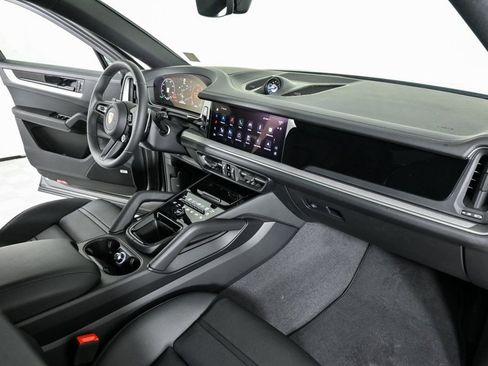 Certified 2025 Porsche Cayenne Coupe image 25