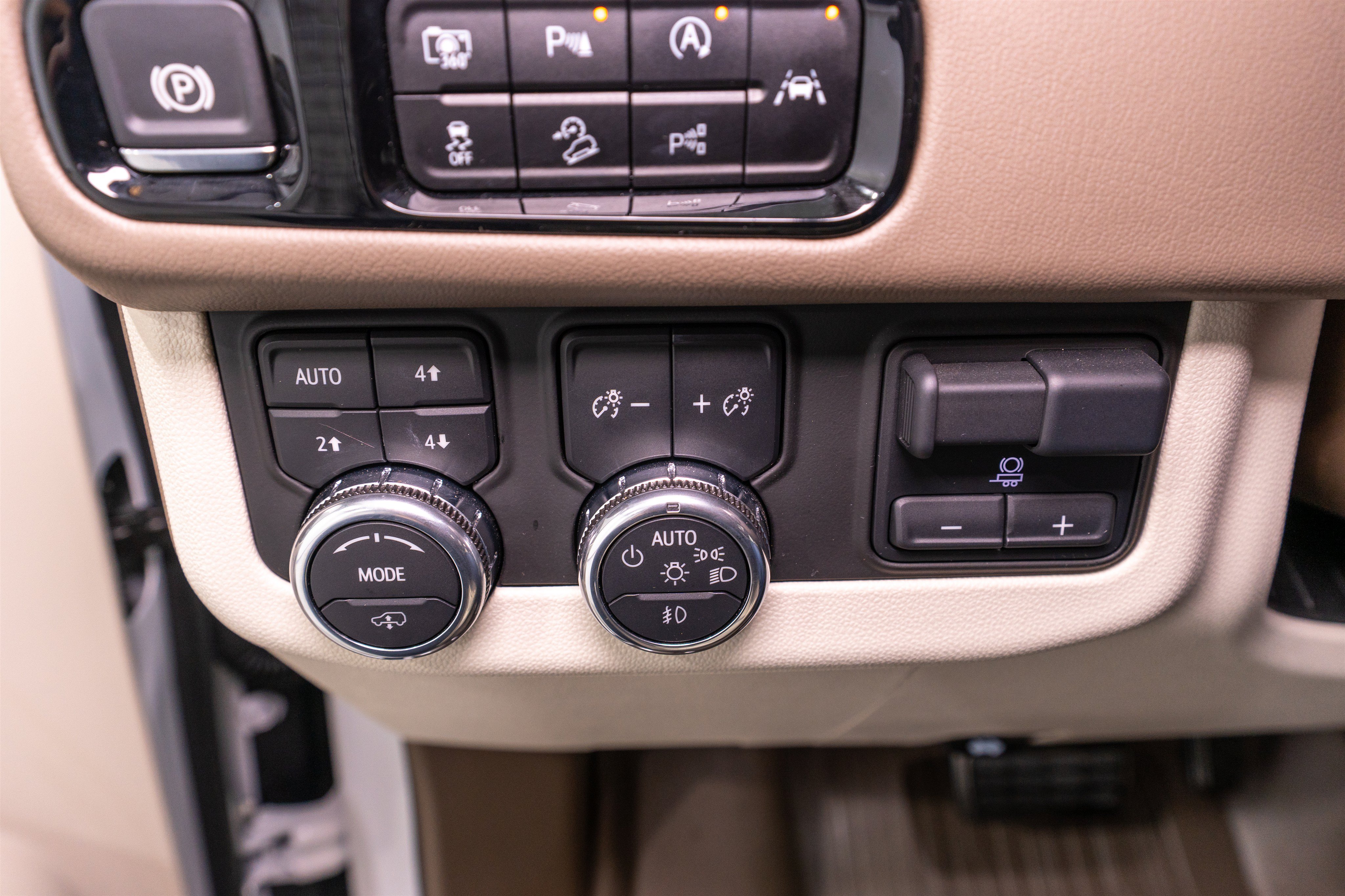 Used 2025 GMC Yukon XL Denali w/ Denali Reserve Package AWD/4WD image 33