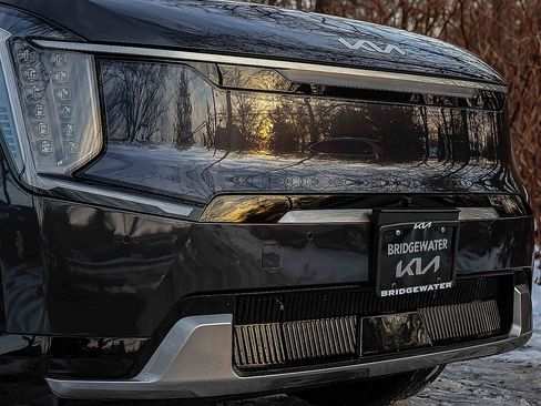 Certified 2024 Kia EV9 Land image 30