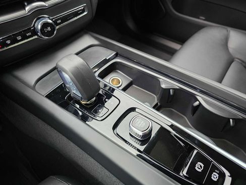 New 2025 Volvo XC60 B5 Core w/ Protection Package Premier image 28