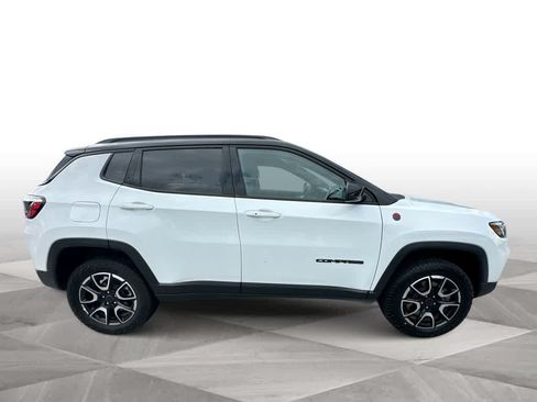 Used 2025 Jeep Compass Trailhawk AWD/4WD image 9